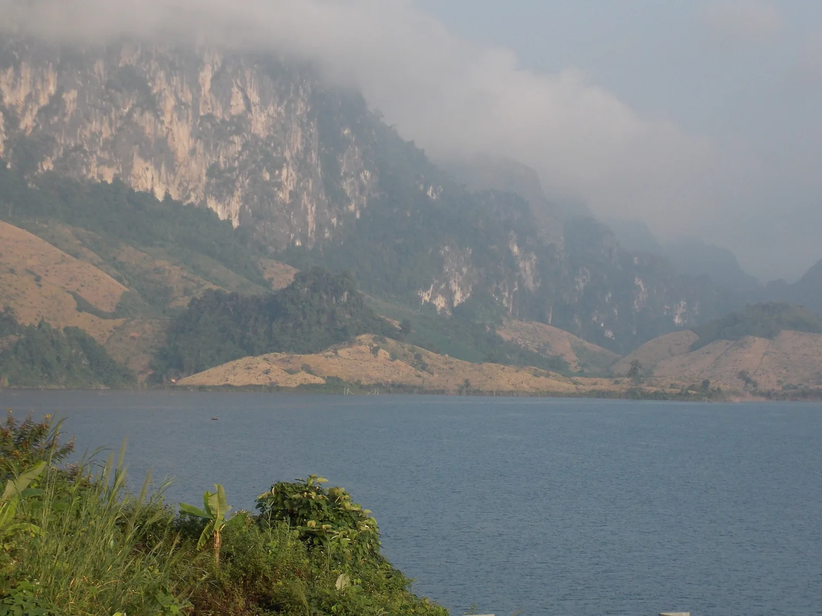 Lòng hồ thủy điện dưới vách núi đá ở Chiềng Ơn, Quỳnh Nhai
