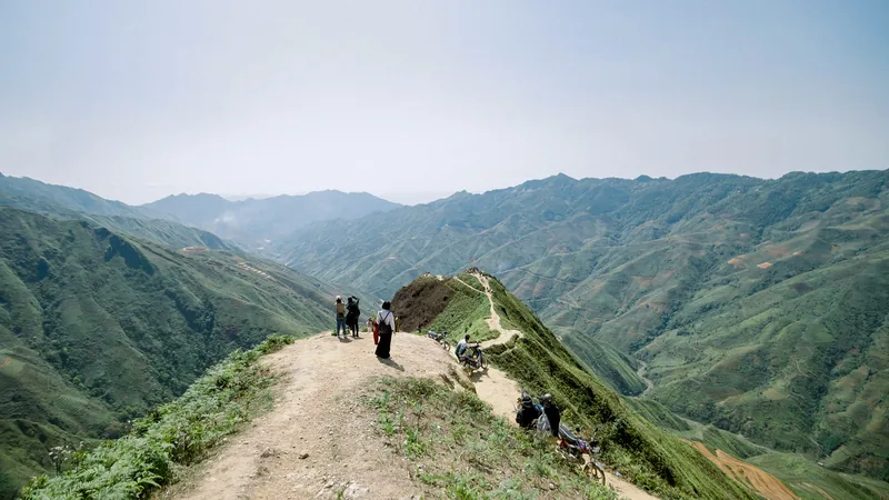 Du khách đi trên sống lưng khủng long ở Tà Xùa