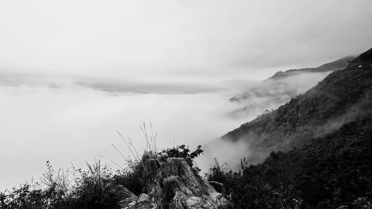 Biển mây dưới sườn núi ở Tà Xùa (ảnh đen trắng)