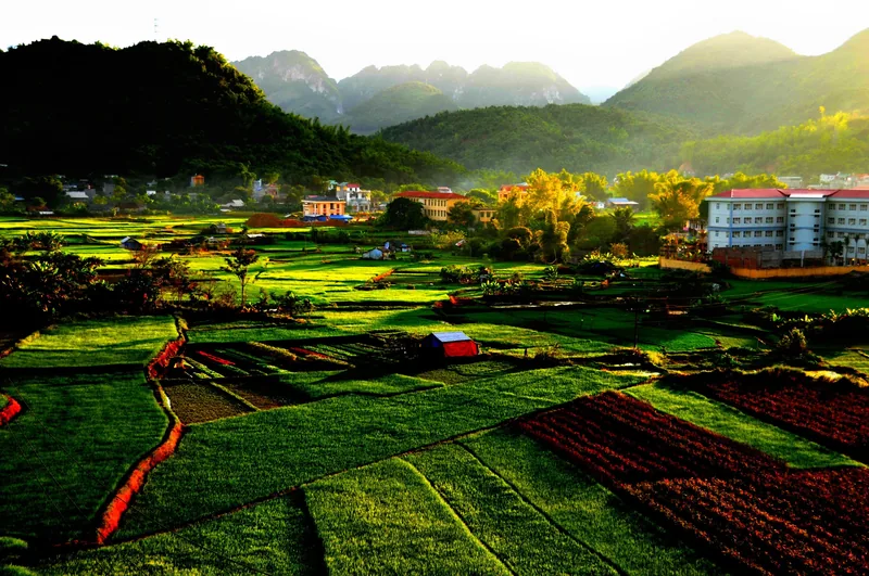 Cánh đồng và khu dân cư dưới chân núi ở trung tâm tỉnh Sơn La lúc chiều